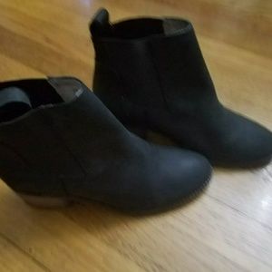 Vero ankle boots gently used